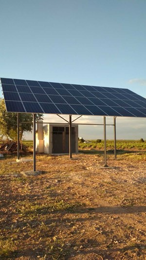 Panel de energía solar renovable en finca